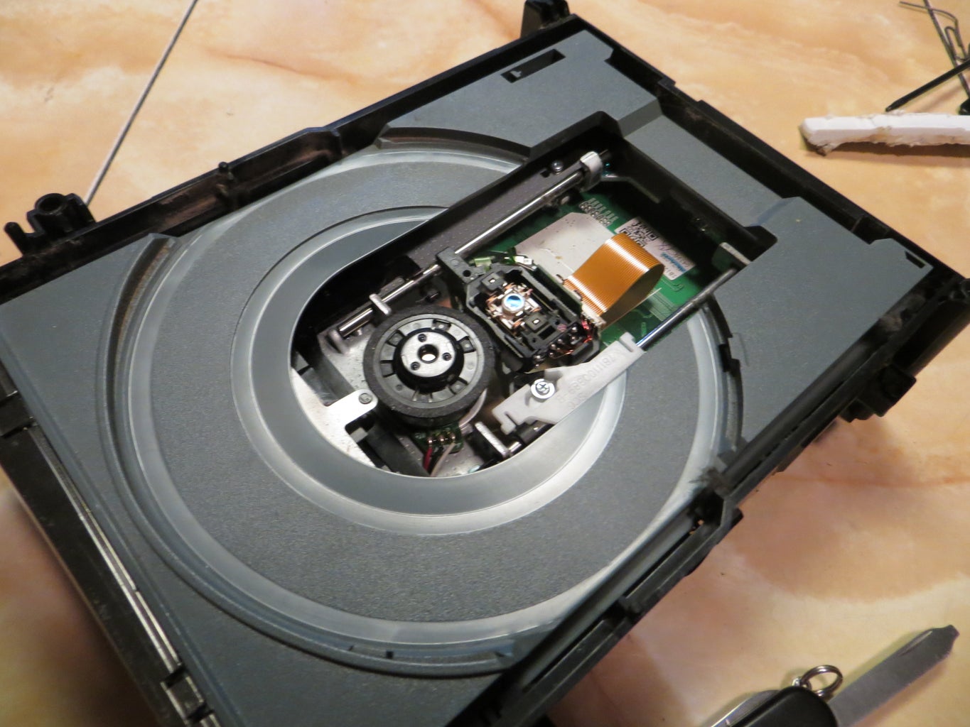 How To Fix A Broken Xbox 360 Slim Disc Tray How to Fix a Stuck Xbox 360 (or PC) Disc Tray : 7 Steps - Instructables