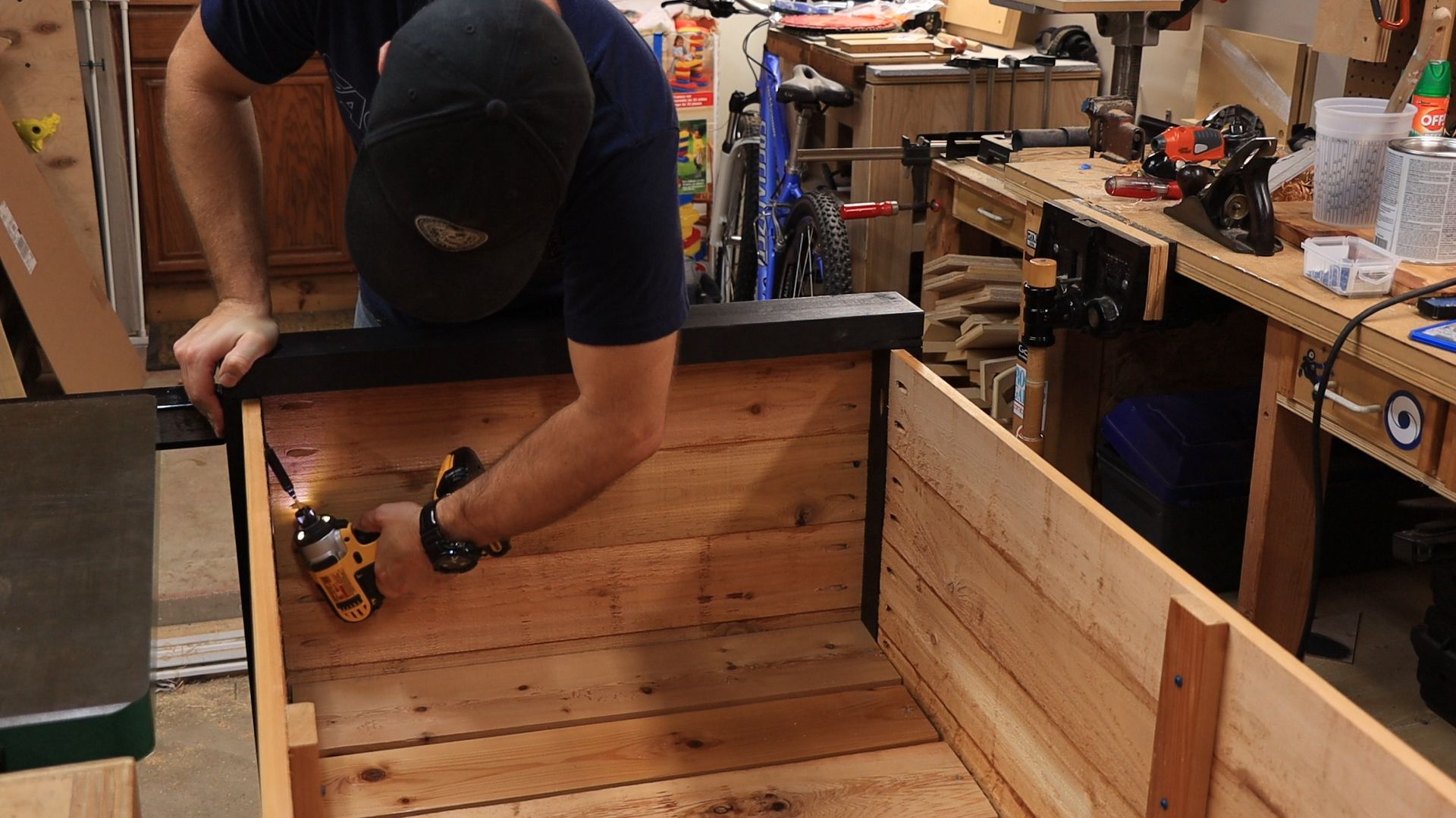 Befestigen Sie die oberen Stangen!