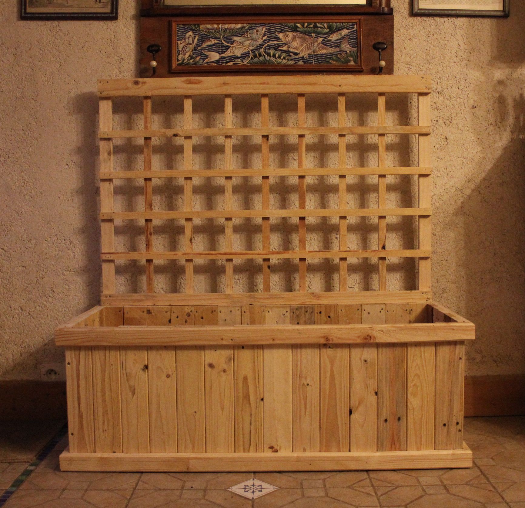 DIY guide for DIY pallet wood trellis planter for indoor food production. FVM Jardiniere treillis pour jardiner en hiver.  Jardinera celosia - bricolaje con madera de palet with step-by-step instructions