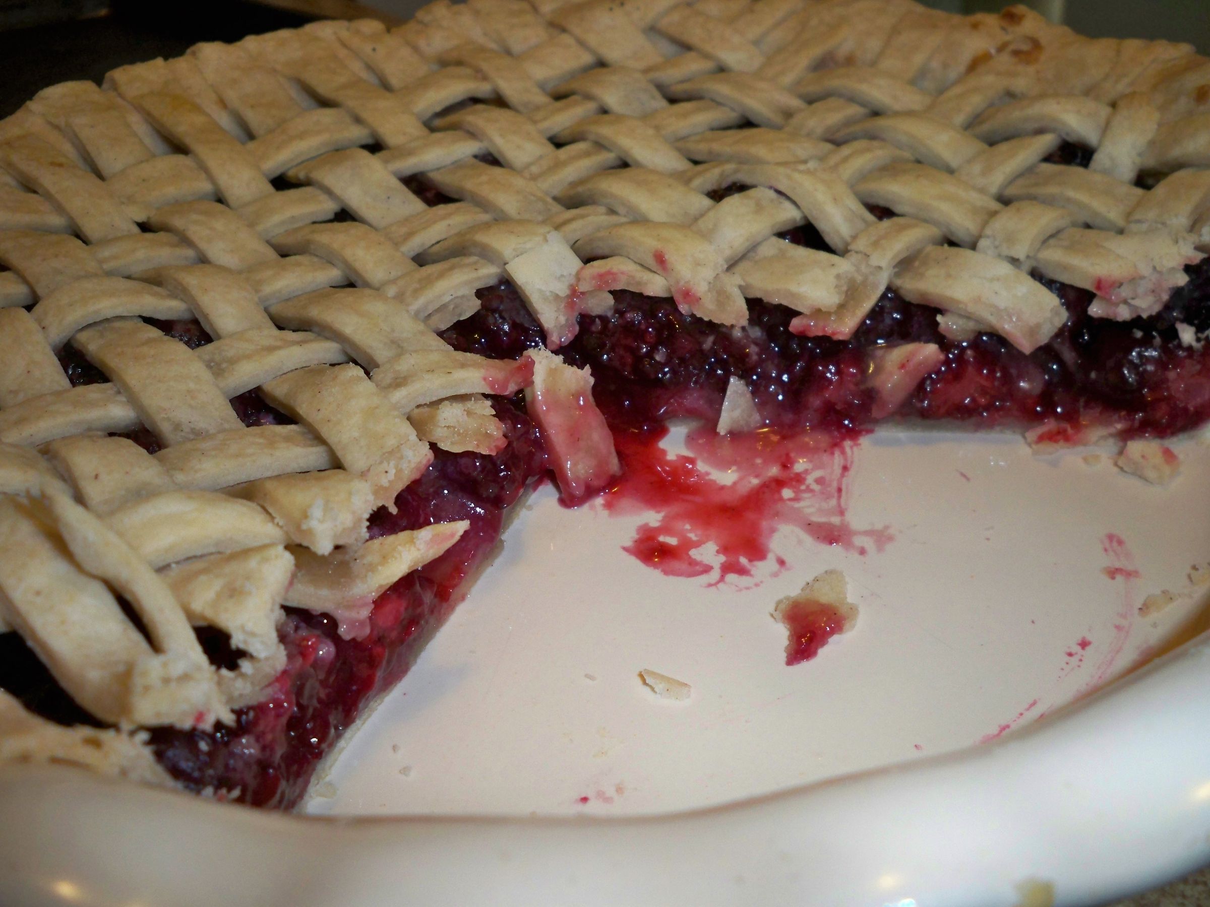 Trista's Marvelous Mulberry Pie (With Blackberries)