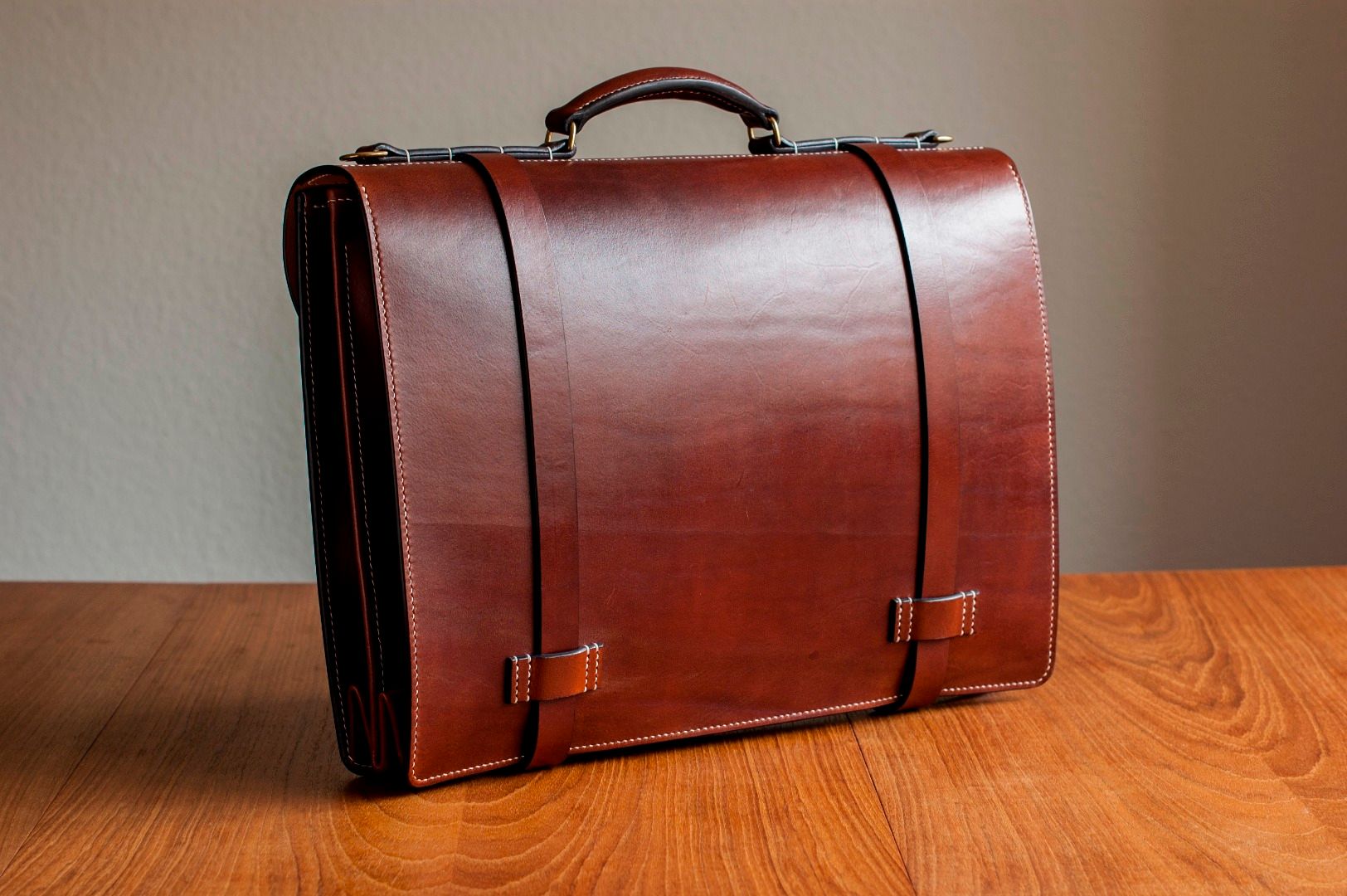 Classic Leather Briefcase With Accordion Gusset 22 Steps (with