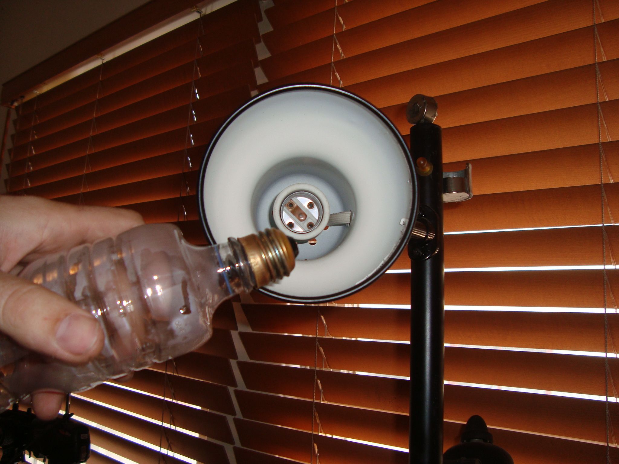 Remove Broken Light Bulbs Without Getting Cut or Shocked Using a Water Bottle 3 Steps (with