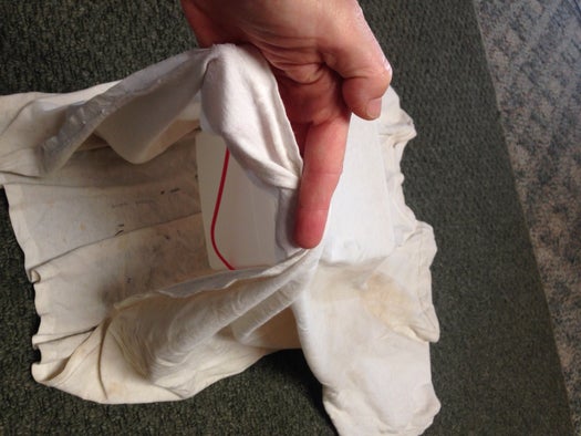 Coe a argila com um pano de algodão...