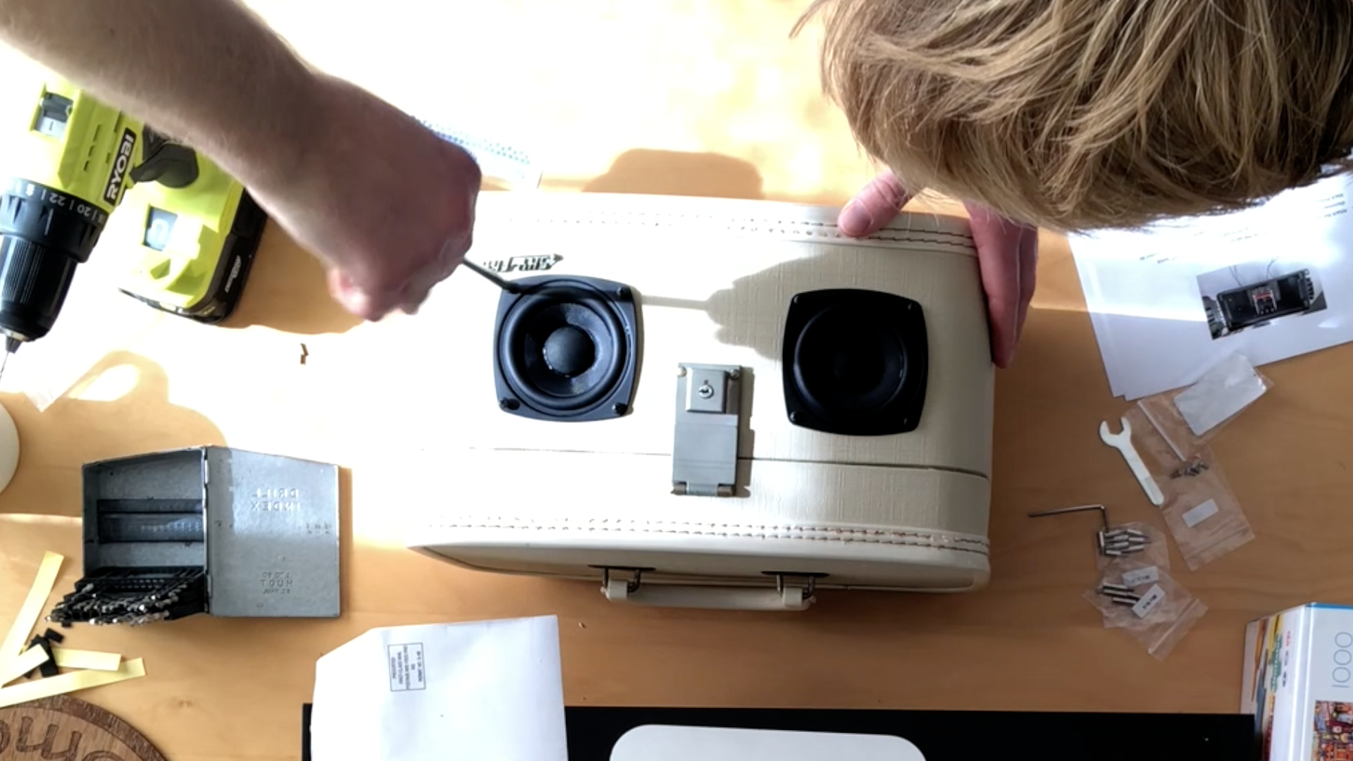 Vintage Train Case Bluetooth Boombox Luggage 6 Steps (with Pictures