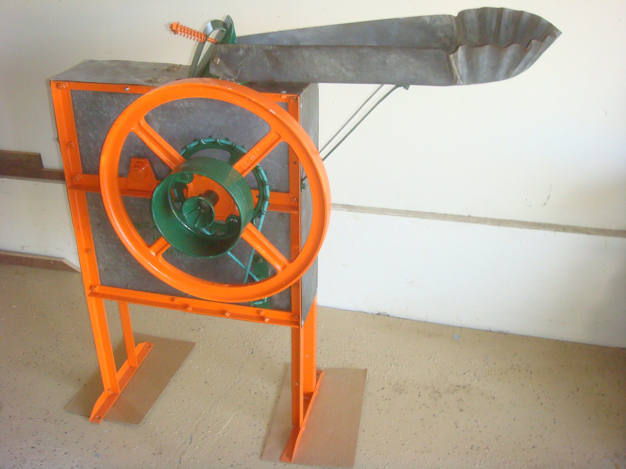 Reconditioning New Idea Corn Sheller 8 Steps (with Pictures
