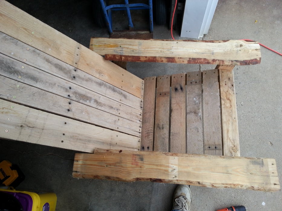 Monte o encosto e os braços da cadeira