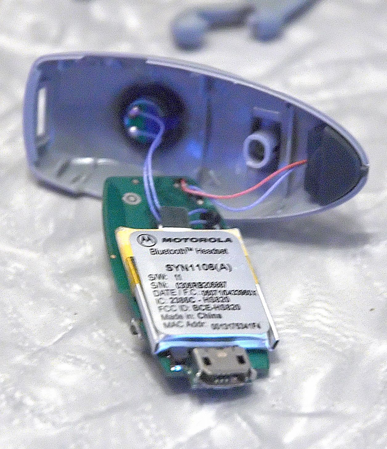 Cracking Open the Motorola HS820 Bluetooth Headset : 6 Steps - Instructables