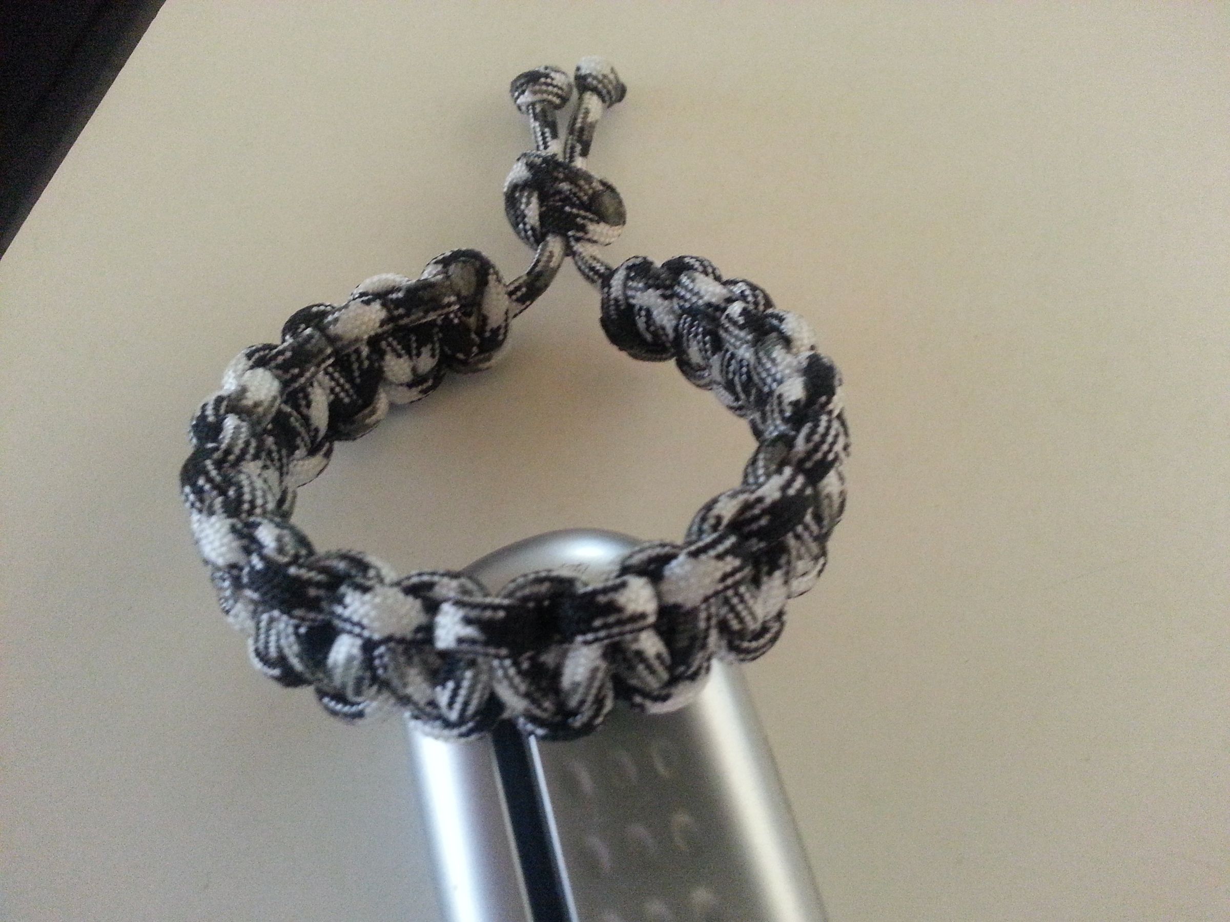 HowTo Adjustable Paracord Bracelet 10 Steps (with Pictures