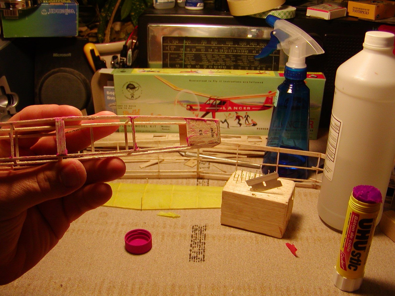 Covering a Model Airplane in Tissue 6 Steps (with Pictures