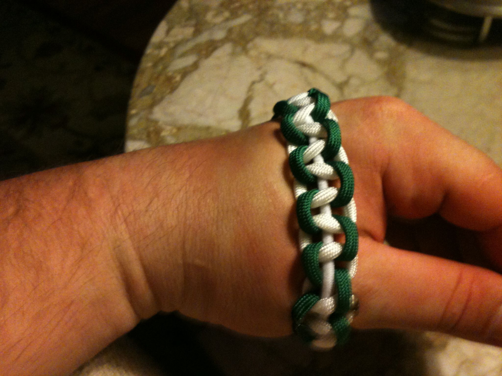 Paracord Bracelet Without Clip or Knot! 5 Steps Instructables