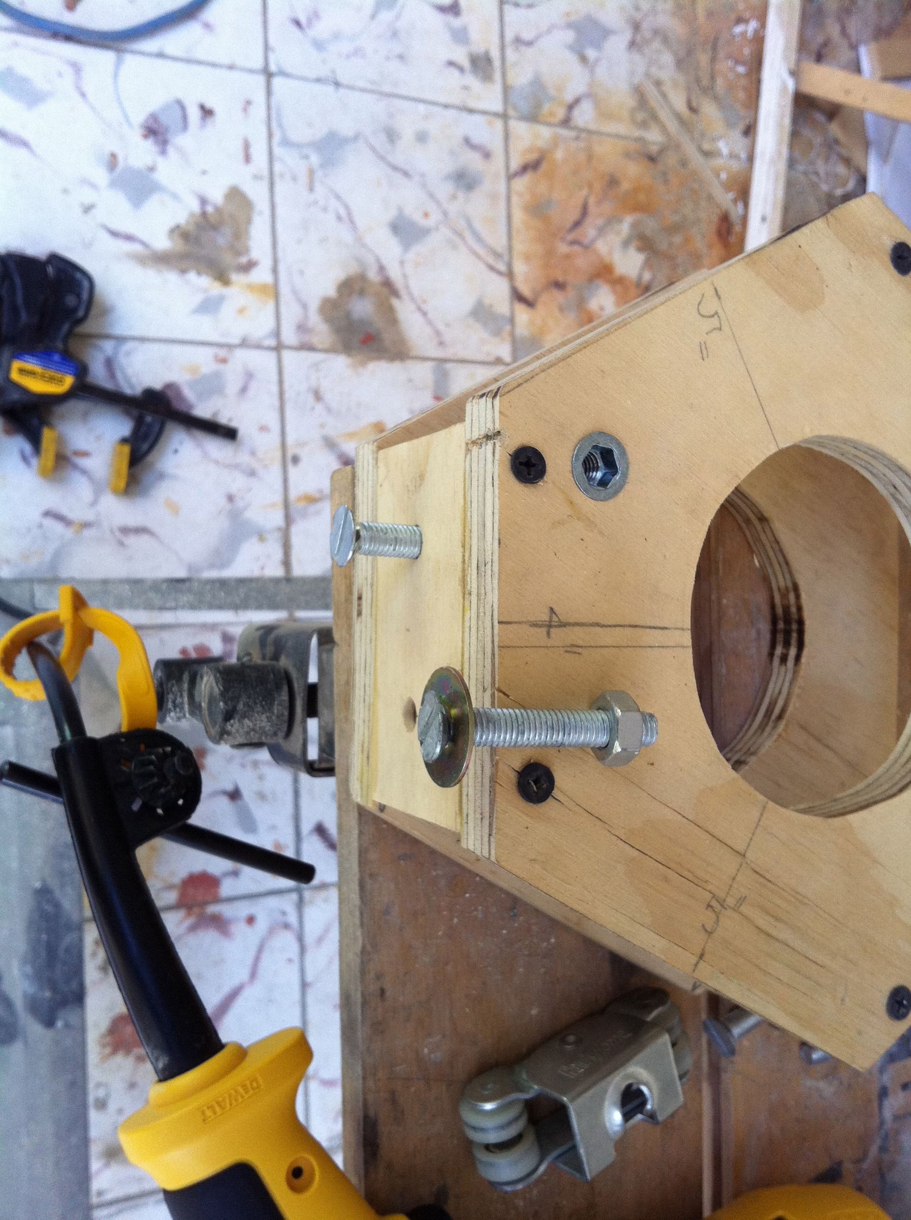 Make a Router Lift Out of Recycled Closet Door Rails. 12 Steps (with