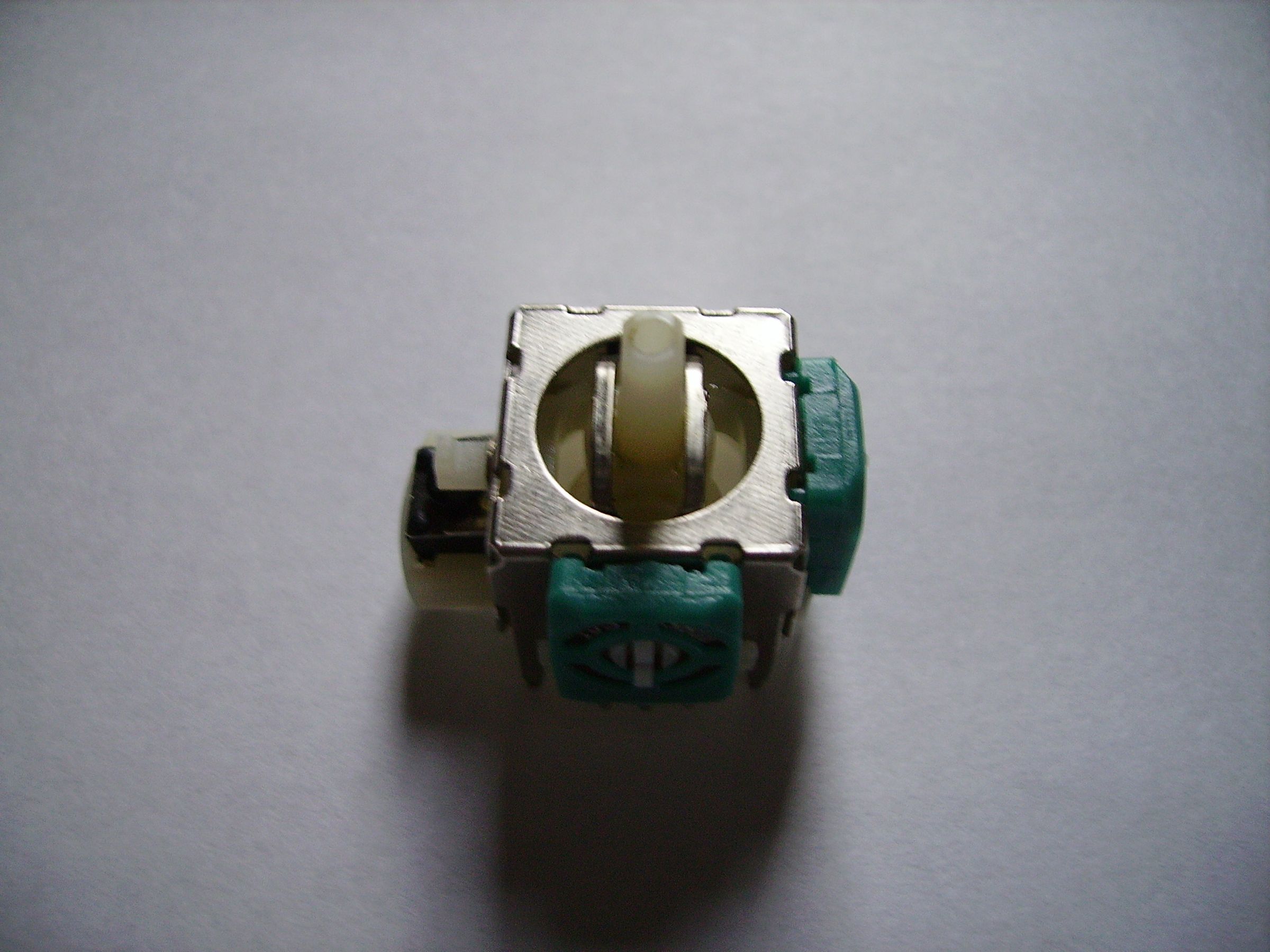 How to Replace a Broken Analog Joystick on an XBOX 360 Controller. 4