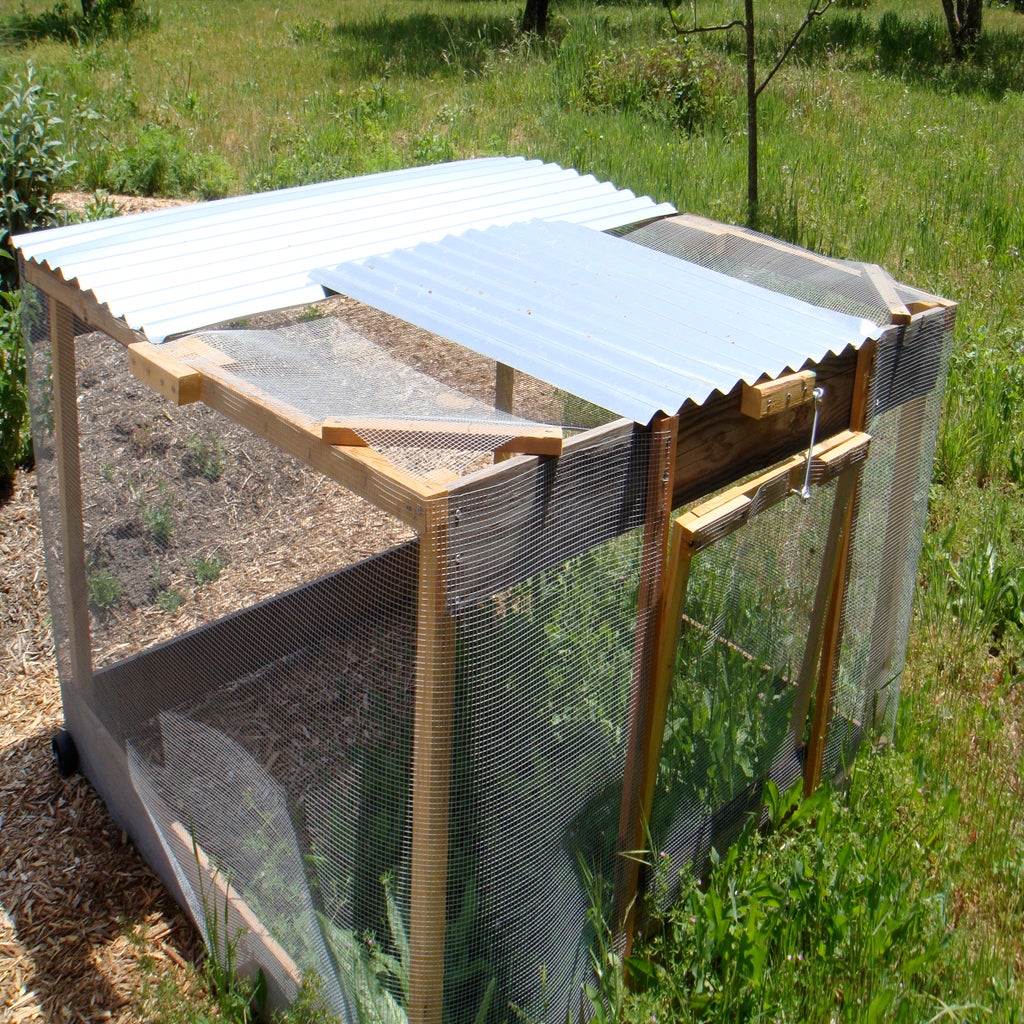 Turn Old Pallets Into a Chicken Tractor! 7 Steps (with Pictures