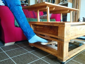 Mesa de centro de paletas com parte superior de elevação e trem de pouso