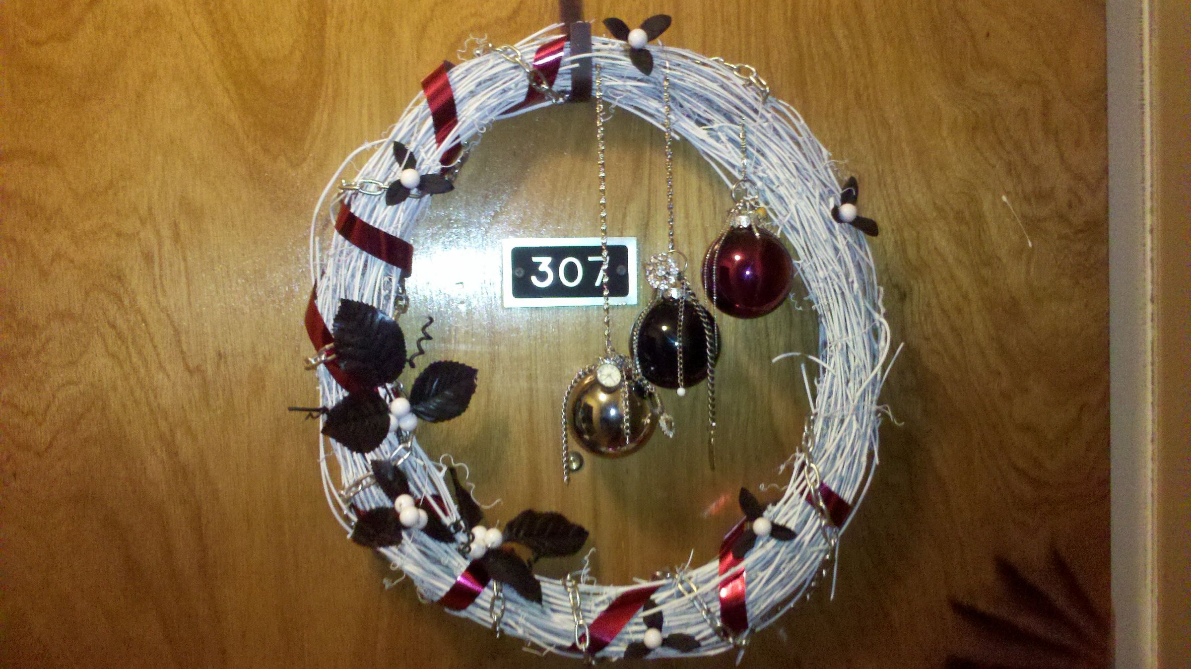 cheap & easy: diy modern bling christmas wreath! DIY Project DIY Project Image
