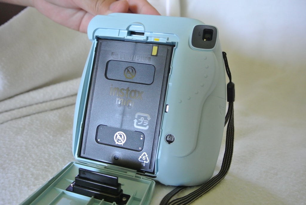 How To Load Film Into A Fujifilm Instax Mini 8 7 Steps With Pictures Instructables How To Load Film Into A Fujifilm Instax Mini 8 7 Steps With Pictures Instructables