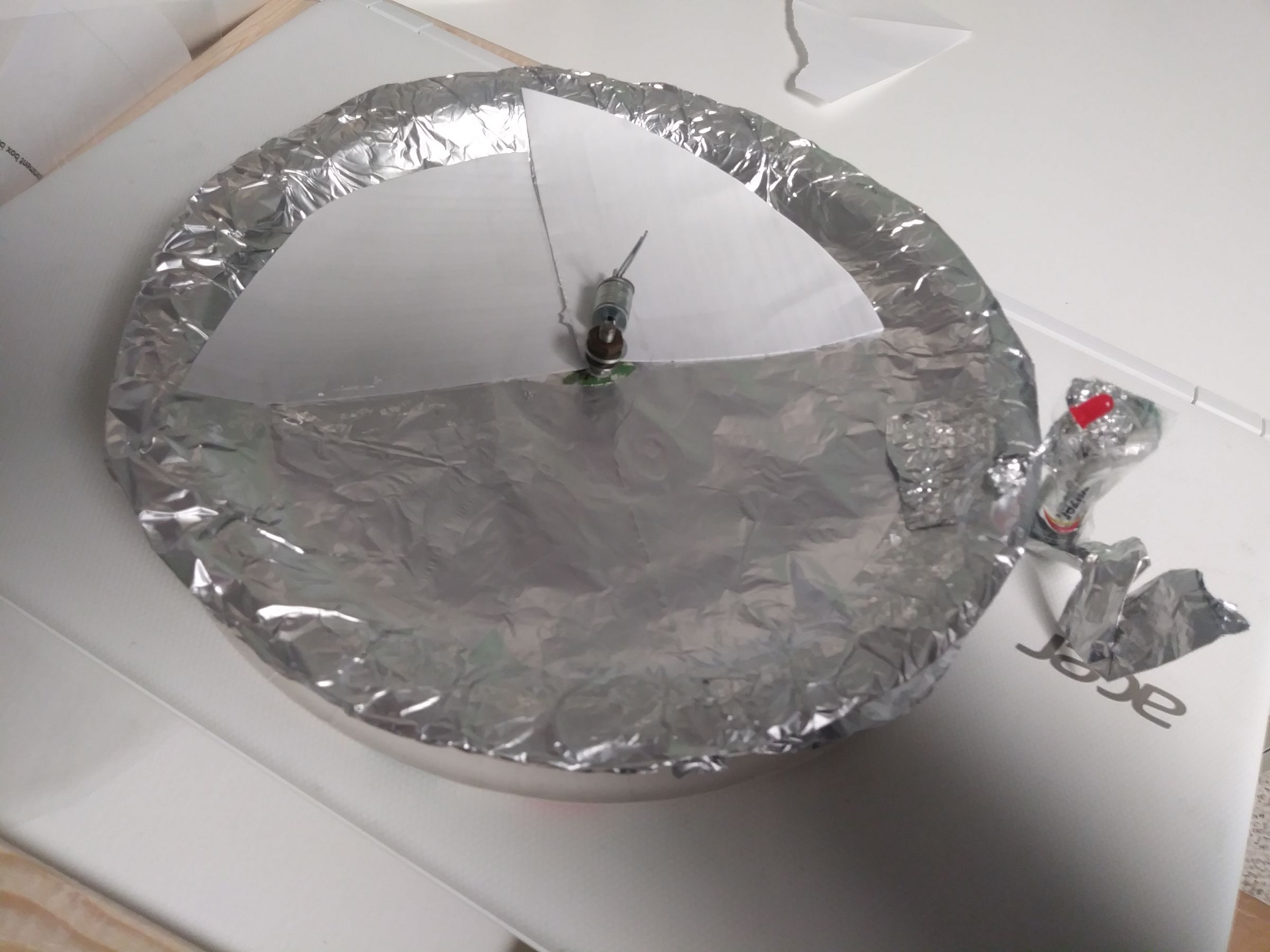 Simple Circuits With Tinfoil, an LED, Tape and Batteries 5 Steps