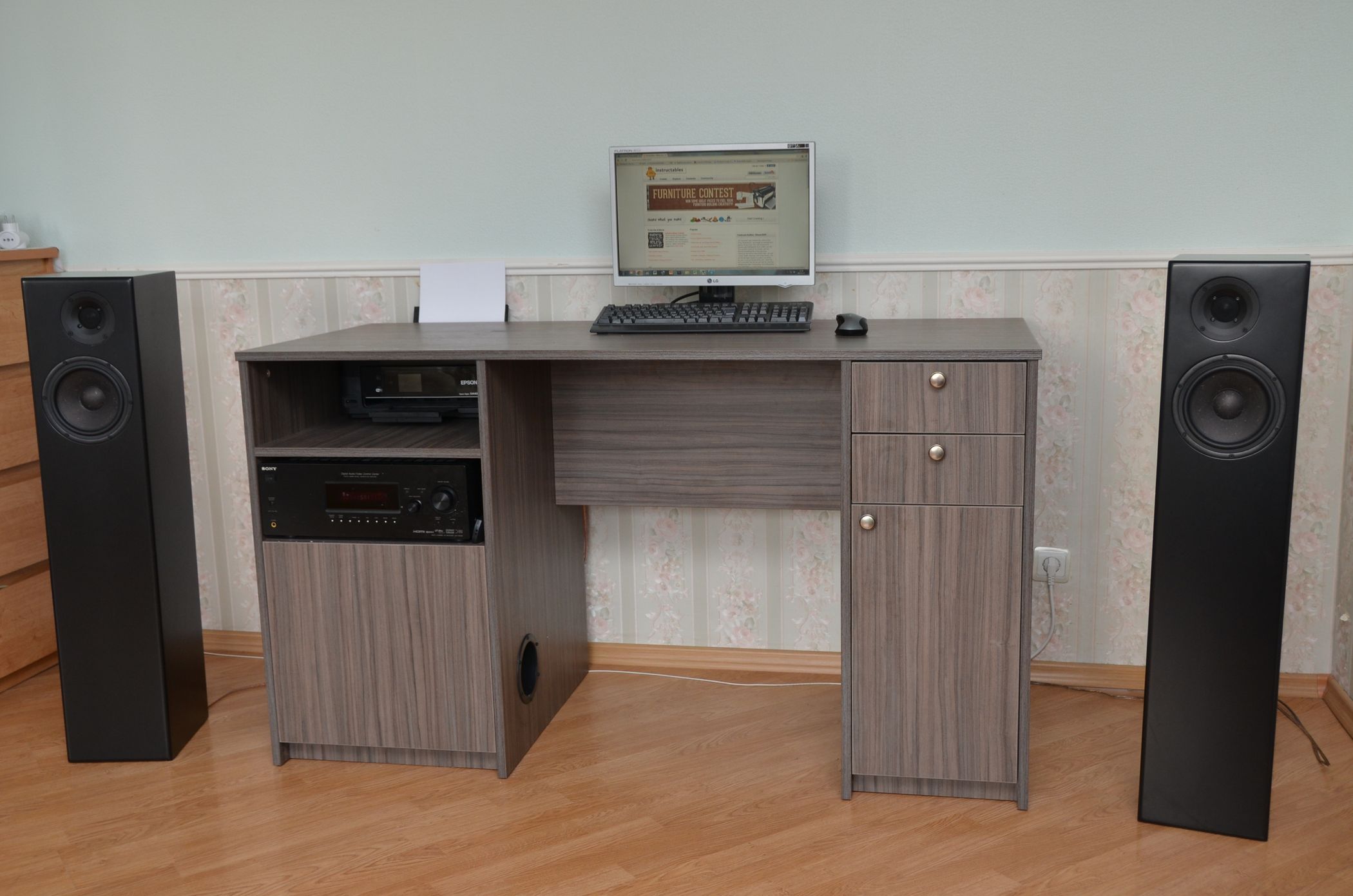 Multimedia Desk With Built in Subwoofer 8 Steps (with Pictures