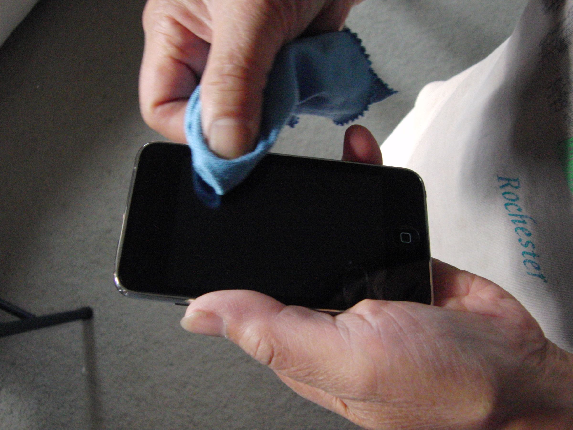 How to Make Your Own Screen Protector (for Less Than a Nickel!) 4