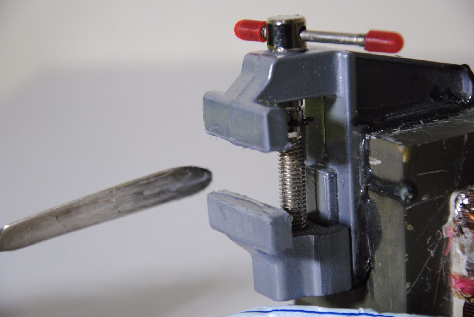 WAVE the World's Simplest DIY Soldering Vise! (PCB Helping Hands) 6