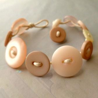 Bir Düğme Bileziği Yapın - Düğmeleri Geri Dönüştürmenin Eğlenceli Bir Yolu