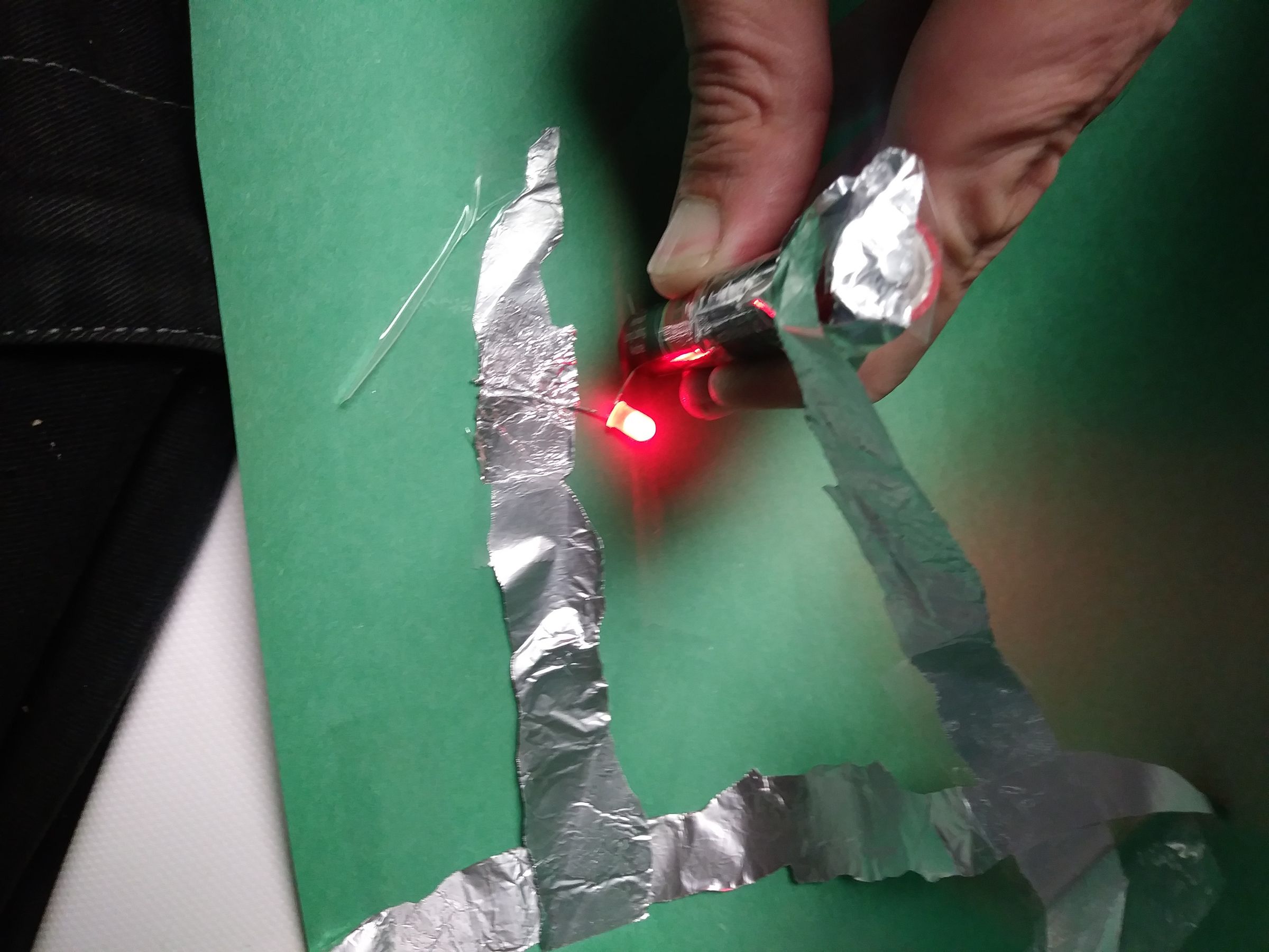 Simple Circuits With Tinfoil, an LED, Tape and Batteries 5 Steps