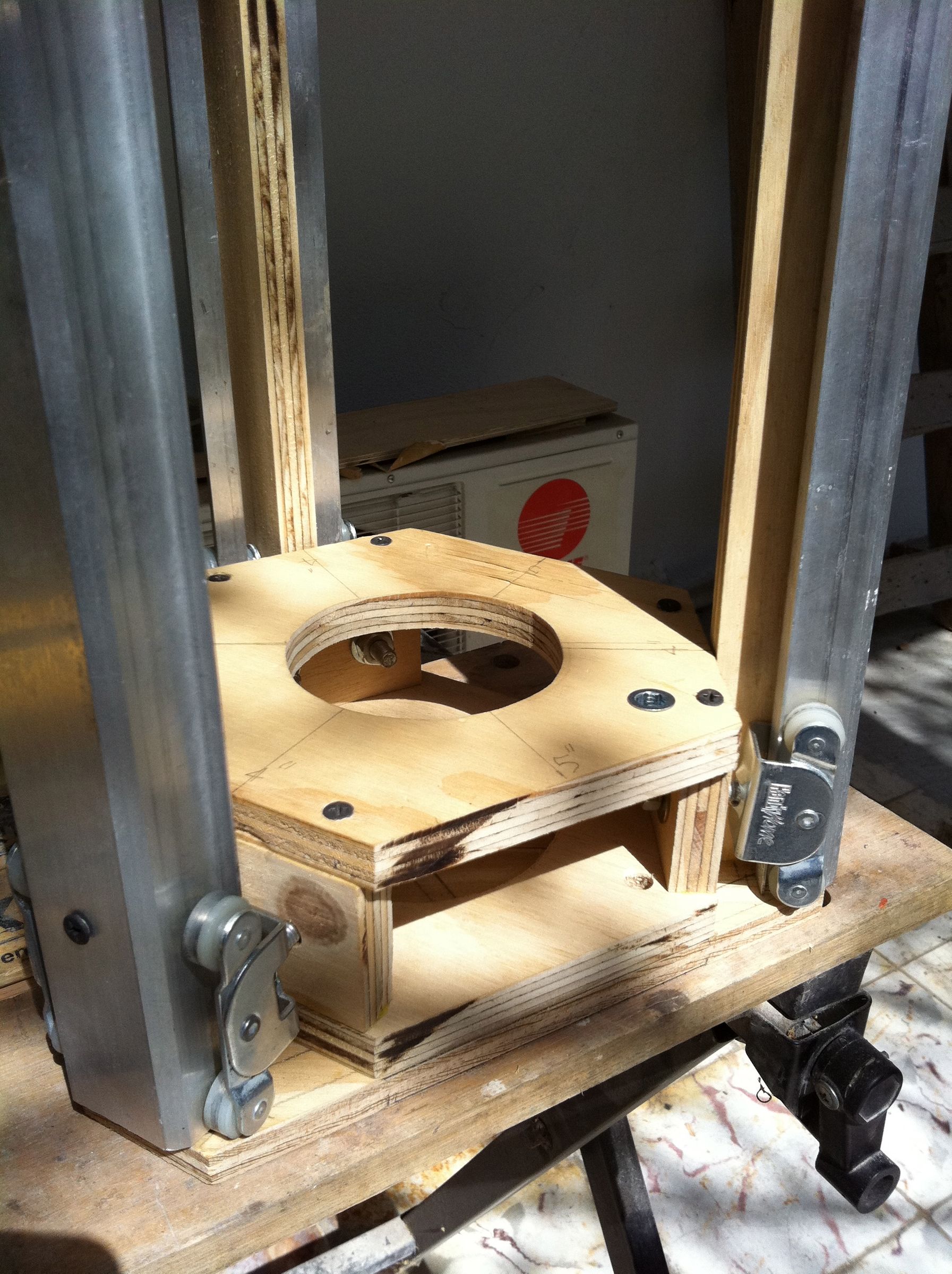 Make a Router Lift Out of Recycled Closet Door Rails. 12 Steps (with