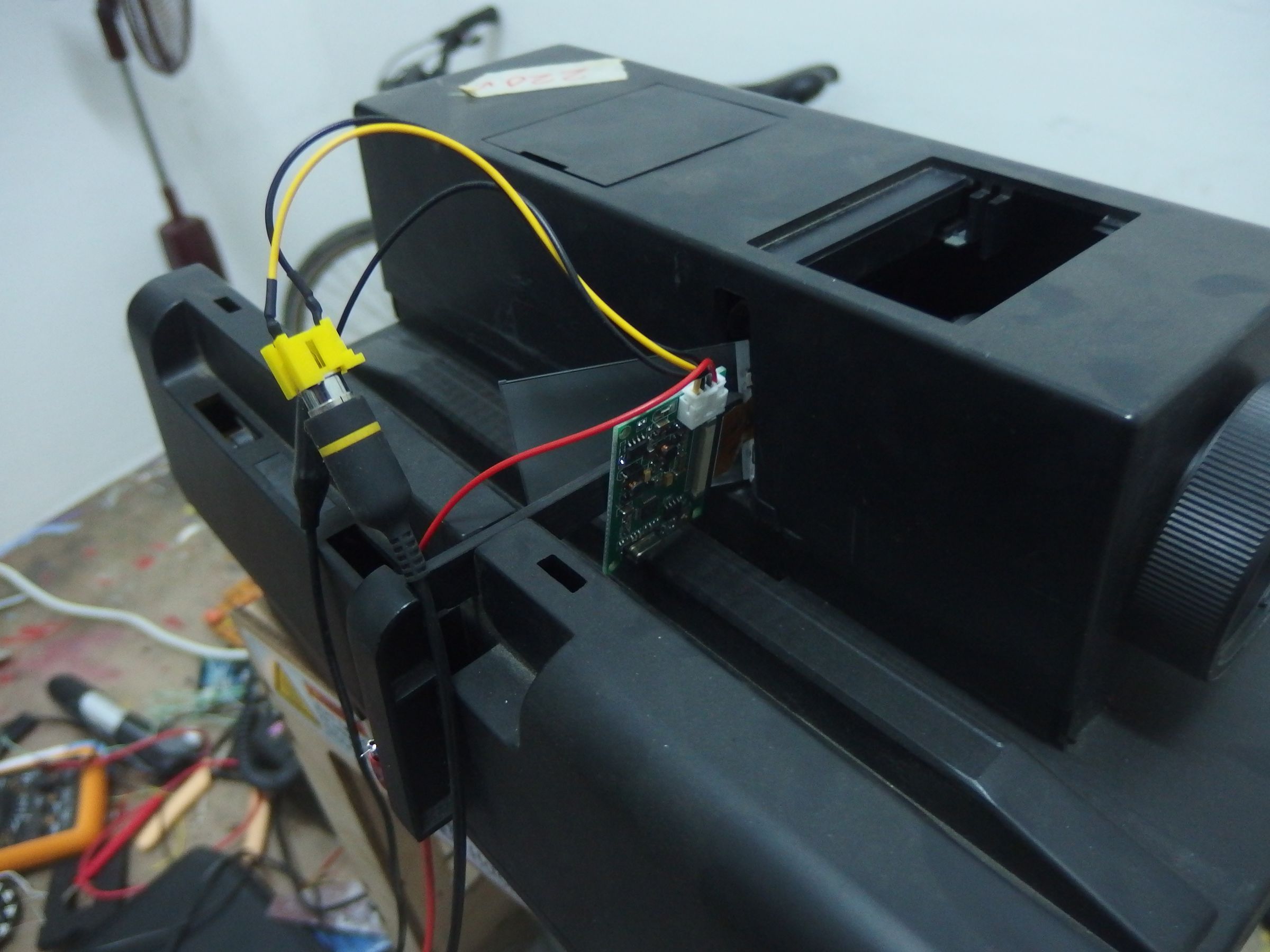 Convert a 40 Years Old DIA Slide Projector to a Decent DIY Projector