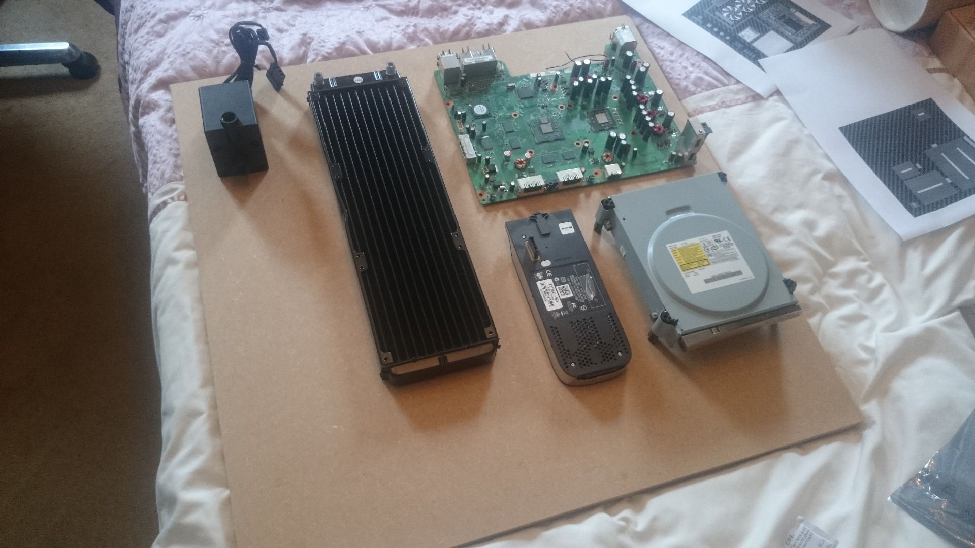 Water Cooled and Wall Mounted Xbox 360 11 Steps (with Pictures