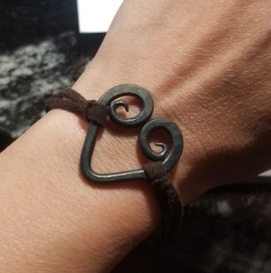 Small-Scale Blacksmithing: Simple Heart Bracelet