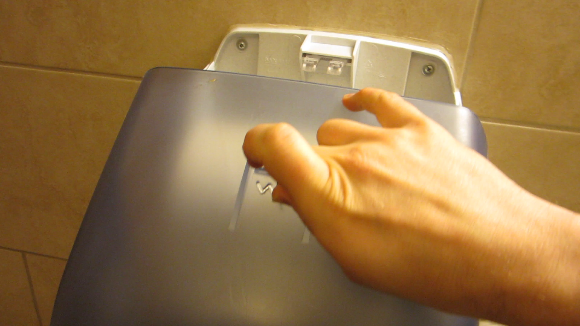 How to Pick Simple Locks/Latches With a Paper Clip 6 Steps (with