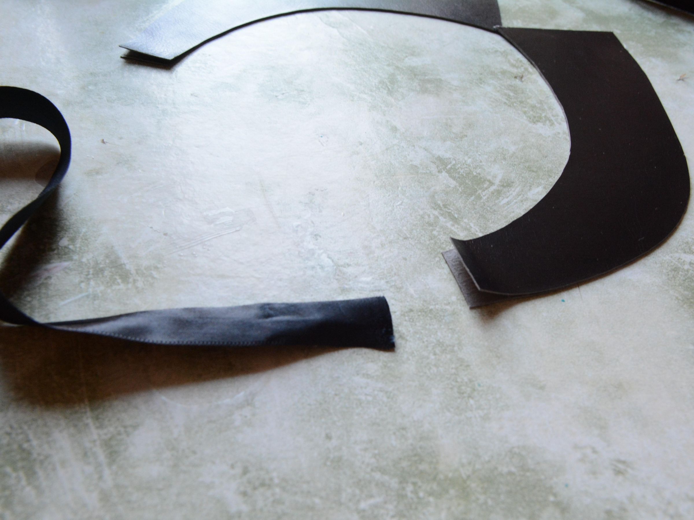 How to Make Detachable (Faux) Leather Collars Using Recycled Notebooks