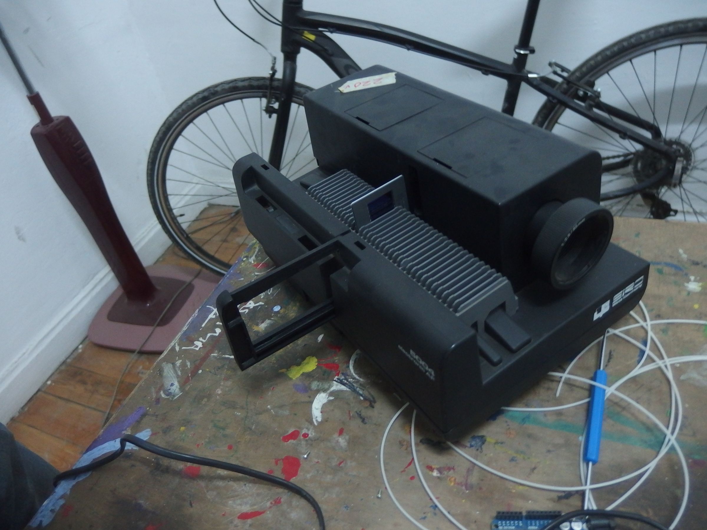 Convert a 40 Years Old DIA Slide Projector to a Decent DIY Projector