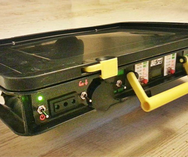 All in One Portable Solar Power Unit: 220V + 12V + 5V + Automatic Battery Charge! ;)