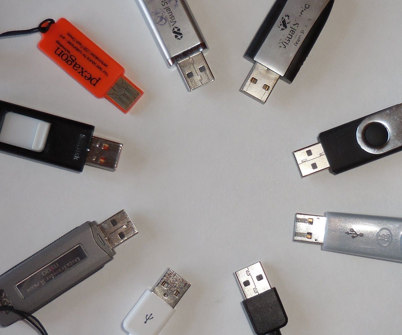 How to Insert a USB Drive 3 Steps Instructables
