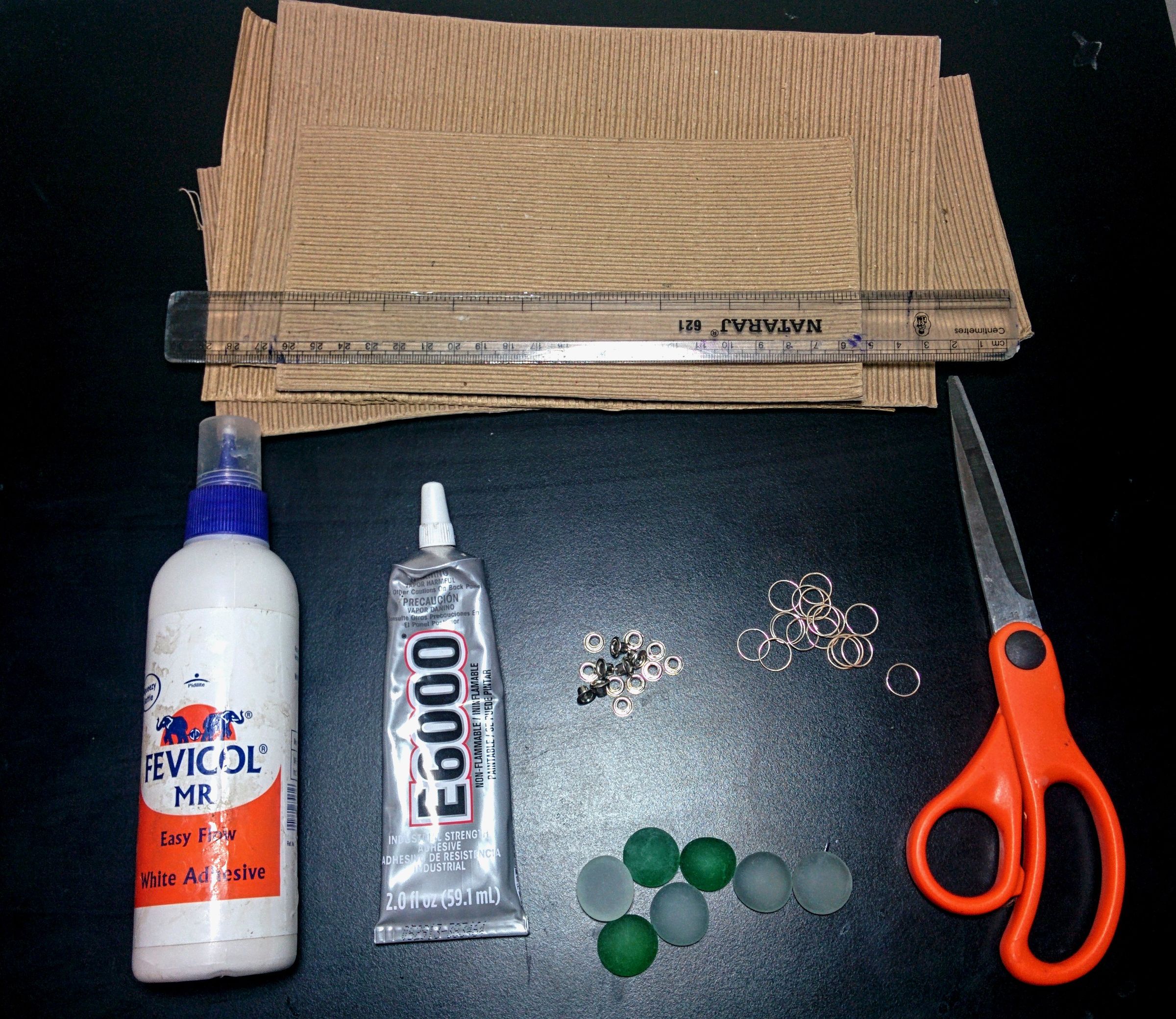 Making a Necklace Out of Shoebox Cardboard 6 Steps (with Pictures