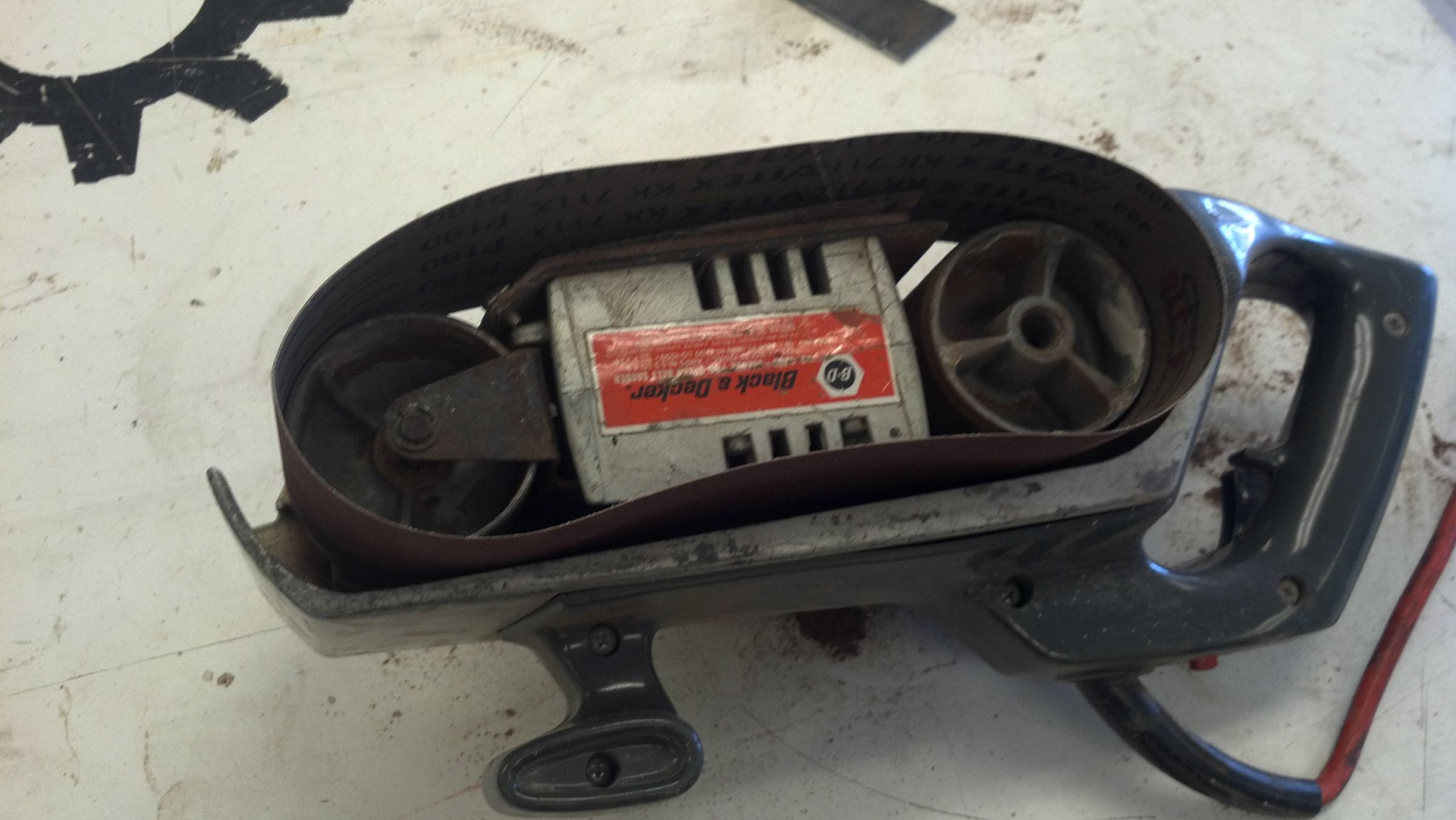 How to Change the Belt on a Hand Held Belt Sander 5 Steps (with