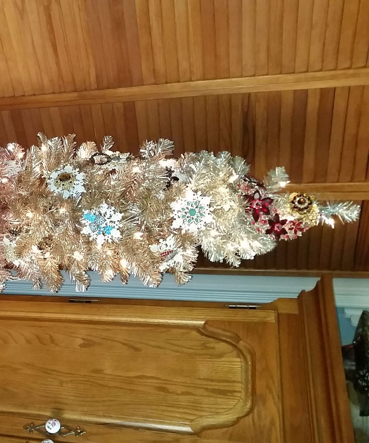 Step-by-step guide for blingy brooch christmas tree DIY Project DIY project