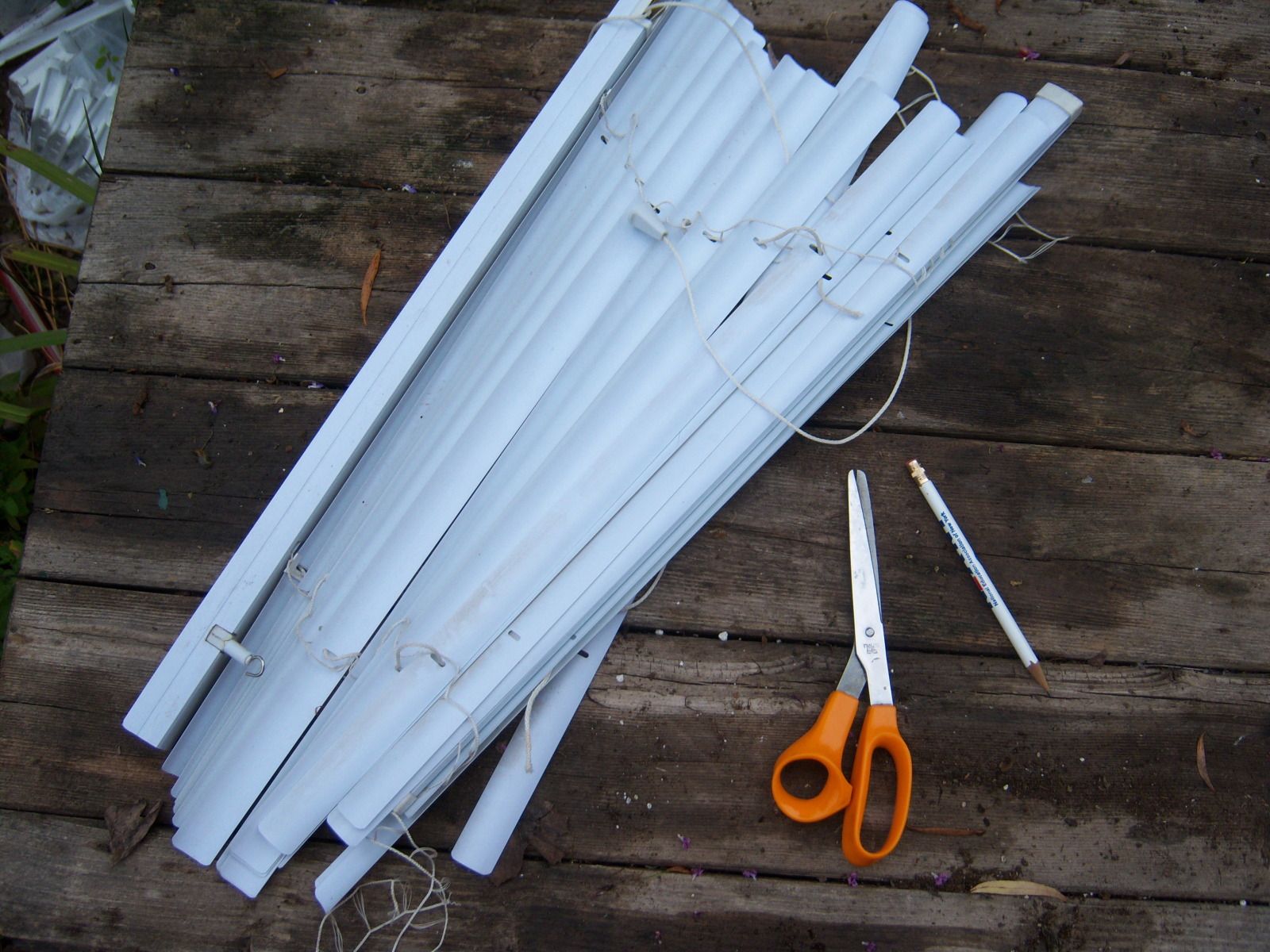 Easy to Make Plant Markers From MiniBlinds 7 Steps (with Pictures