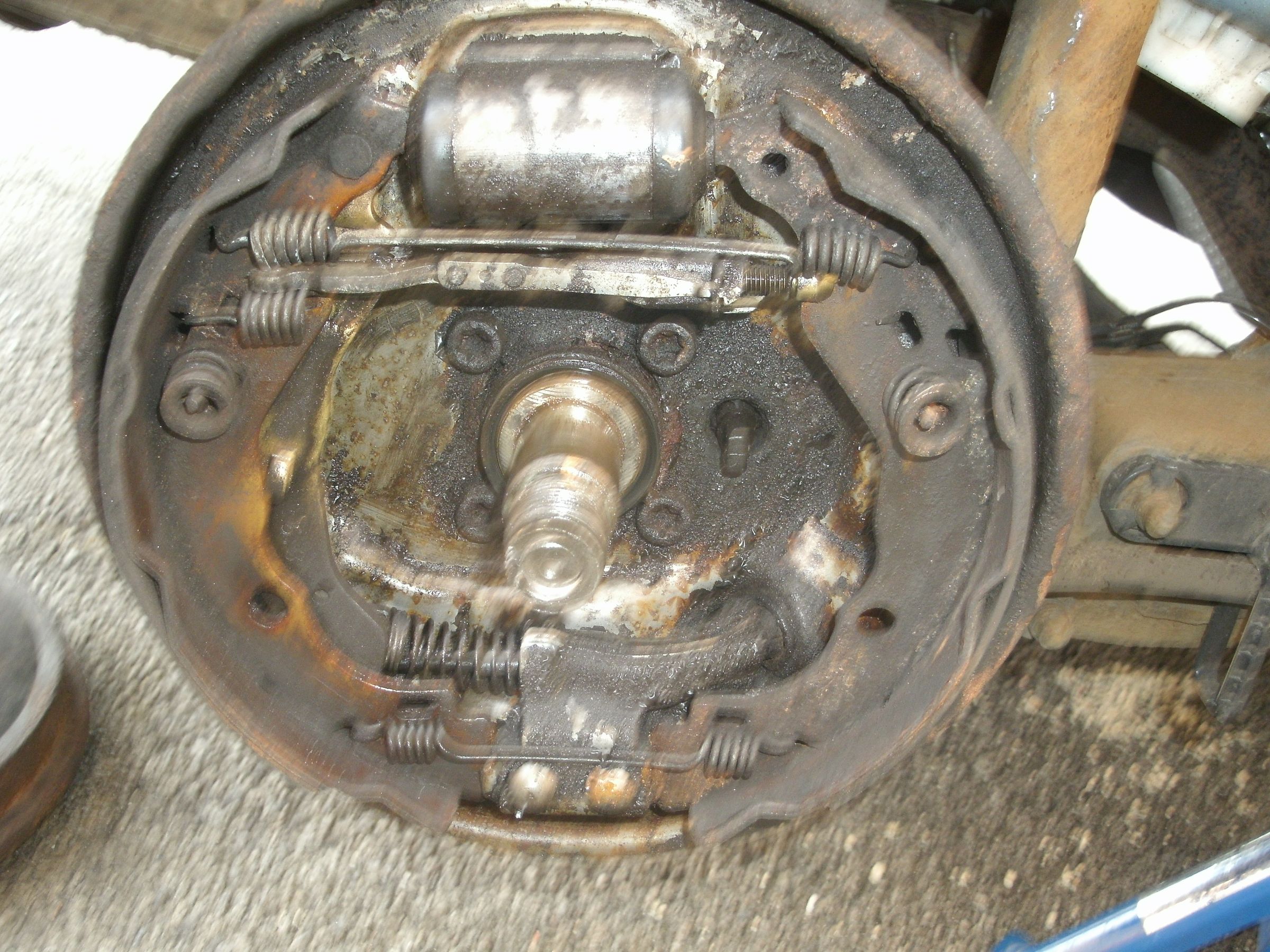 Replacing Rear Brake Shoes and Brake Cylinder on an '06 Citroen C3 5