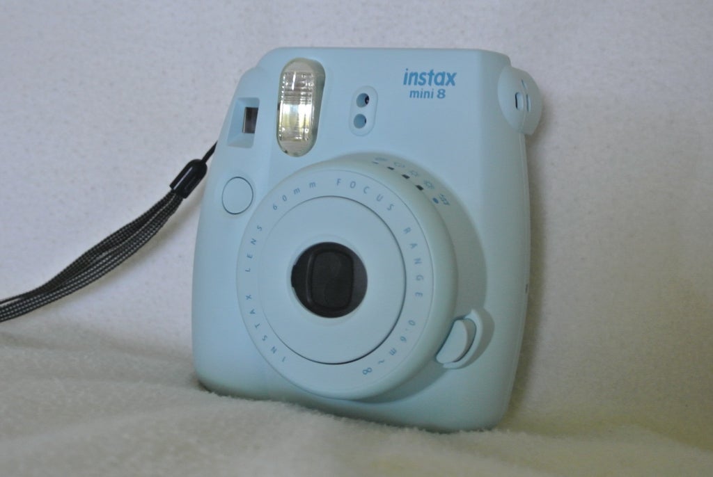 how to load film into a fujifilm instax