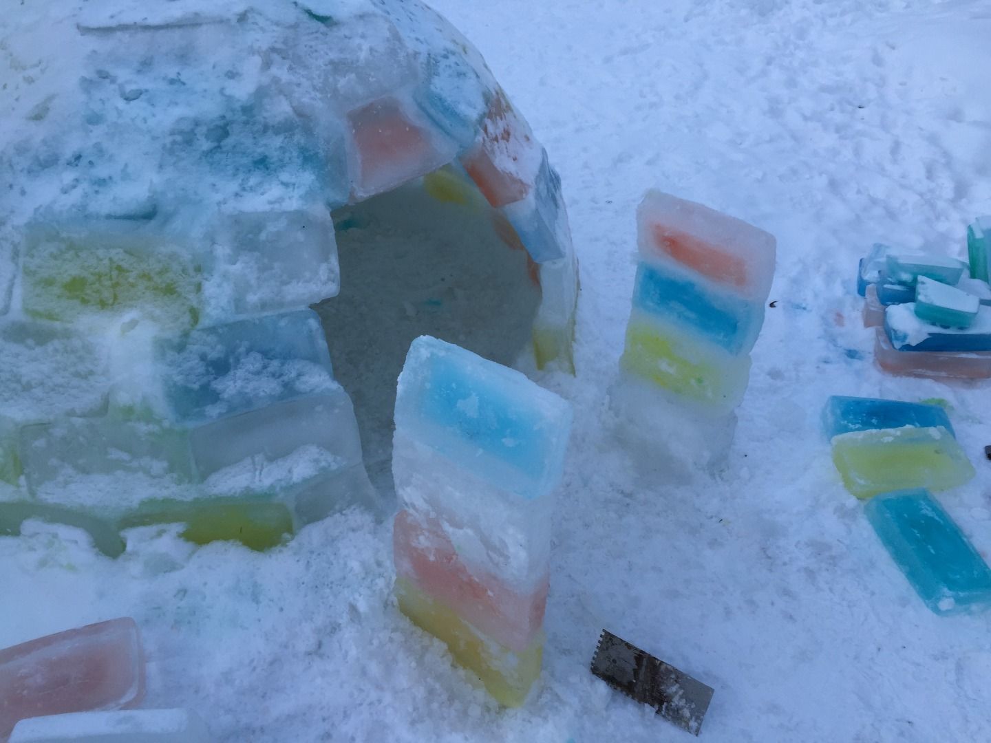 Украшения изо льда. Как сделать лед своими руками. Зимнее украшение двора. Стена из ледяных блоков. Как сделать лед своими руками.