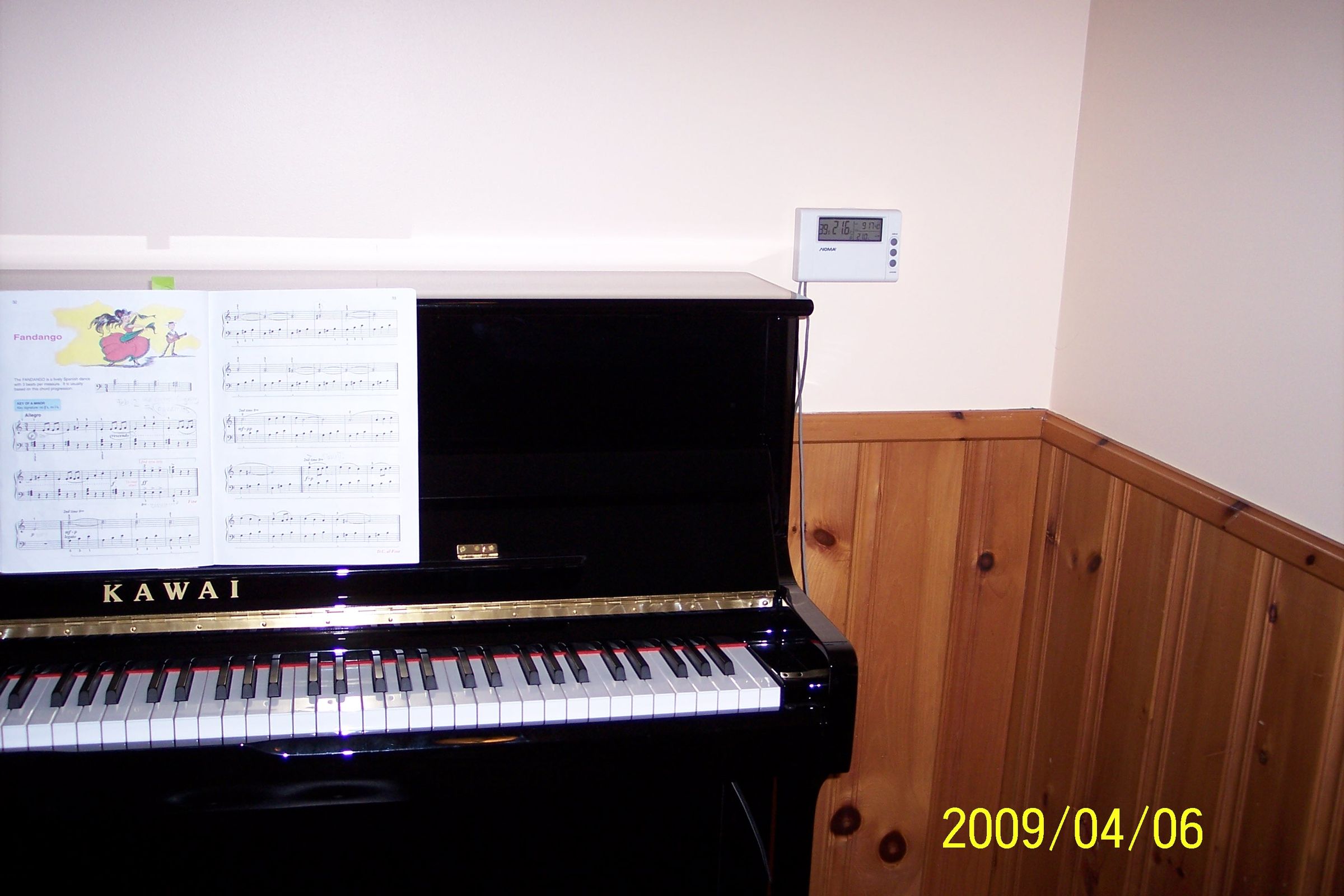 An Easytomake, Energysaving Piano Humidity Control System