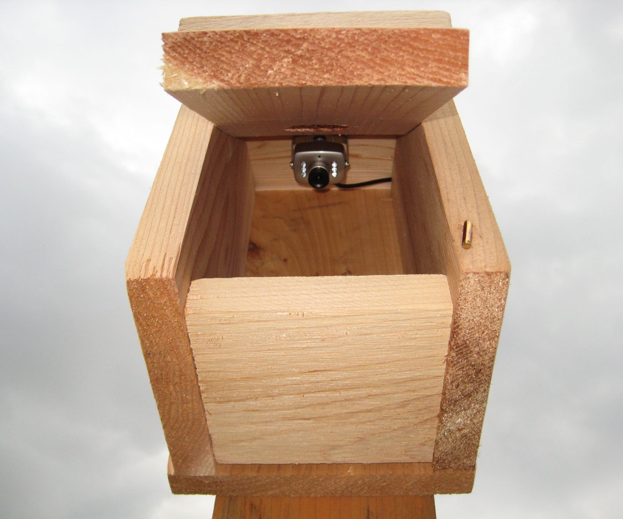 Installing an Infrared Spy Camera Inside a Birdhouse 9 Steps