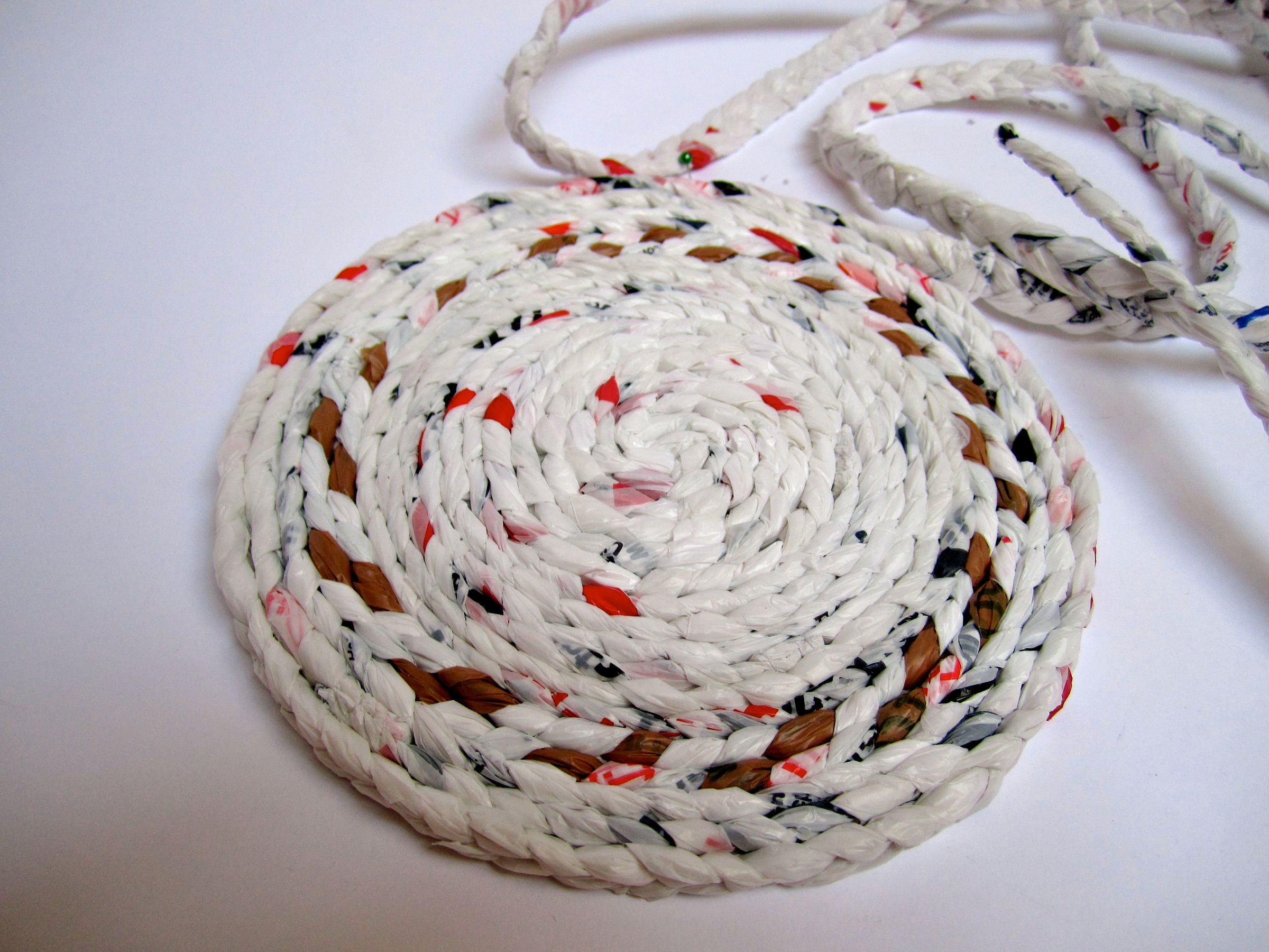 making yarn from plastic bolsas