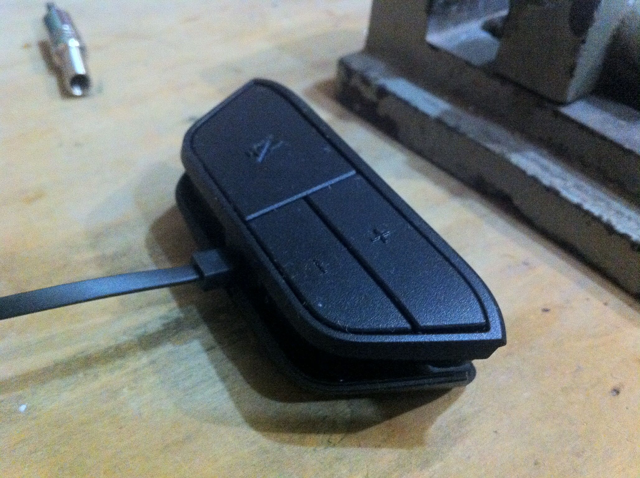 Xbox One: Como Conectar Qualquer Headset Ao Adaptador Original (mod) : 7  Steps - Instructables