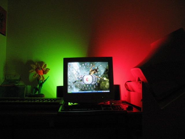 Sistema de luz ambiental, centro de medios, teclado MIDI