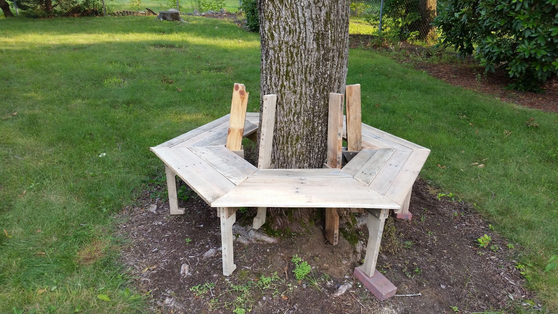 DIY Hexagonal Tree Bench From Wood Pallets 100 Pallet Wood 12
