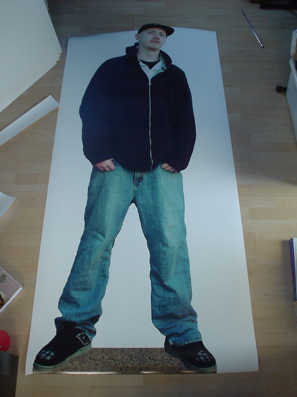 How to Make a Cardboard Stand Up of Someone! 7 Steps (with Pictures