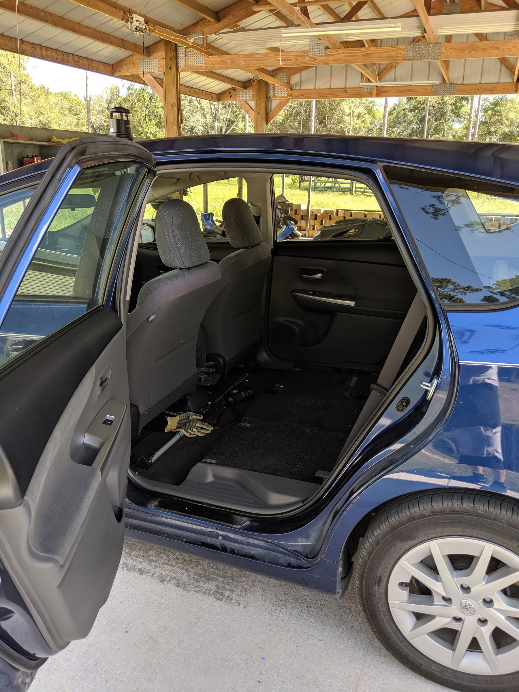 How to Remove the Rear Seats From a Toyota Prius V 3 Steps (with